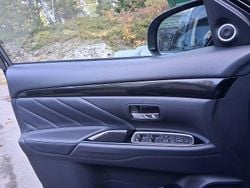 Svart Begagnad 2017 Mitsubishi Outlander P-HEV SUV | 165 000 kr (Bra pris)