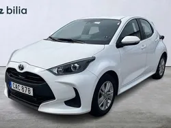Vit Begagnad 2023 Toyota Yaris Hybrid Active Halvkombi | 224 900 kr (Marknadspris)