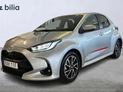 Silver Begagnad 2022 Toyota Yaris Hybrid Active Halvkombi | 224 900 kr (Marknadspris)