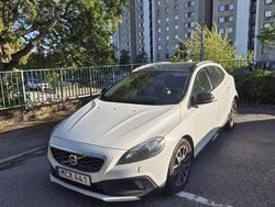 Vit Begagnad 2016 Volvo V40 CC Momentum Kombi | 125 000 kr (Marknadspris)
