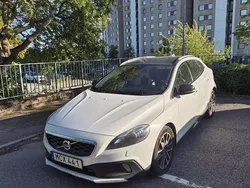 Vit Begagnad 2016 Volvo V40 CC Momentum Kombi | 125 000 kr (Marknadspris)