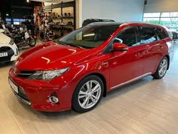 Röd Begagnad 2014 Toyota Auris Touring Sports Executive Kombi | 148 000 kr (Lite dyr)