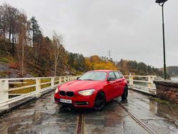 Röd Begagnad 2014 BMW 118 Sport Line Halvkombi | 109 900 kr (Marknadspris)