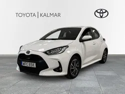 Vit Begagnad 2023 Toyota Yaris Hybrid Active Halvkombi | 239 500 kr (Marknadspris)