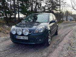 Grå Begagnad 2008 Ford Fiesta Halvkombi | 25 000 kr (Marknadspris)