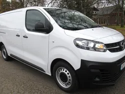 Vit Begagnad 2023 Opel Vivaro Van | 398 750 kr