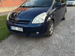 Blå Begagnad 2004 Toyota Corolla Verso Minibuss | 30 000 kr (Marknadspris)