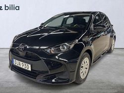 Svart Begagnad 2025 Toyota Yaris Hybrid Active Halvkombi | 239 900 kr (Marknadspris)
