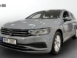 Grå (moonstone grey) Begagnad 2023 VW Passat Kombi | 319 900 kr (Marknadspris)