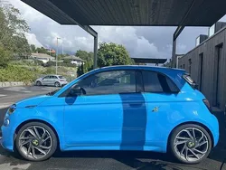 Blå Begagnad 2024 Abarth 500e Halvkombi | 302 000 kr