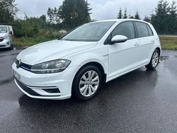 Röd (vit) Begagnad 2019 VW Golf VII Halvkombi | 94 900 kr (Superpris)