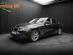 Svart Begagnad 2020 BMW 330e M Sport Sedan | 299 600 kr (Superpris)