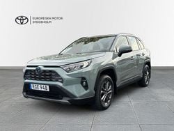 Grön (urban khaki) Begagnad 2024 Toyota RAV4 Hybrid Active SUV | 394 900 kr (Marknadspris)