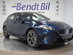 Tanzanite blå metallic Ny 2025 BMW 120 M Sport Halvkombi | 424 500 kr (Marknadspris)