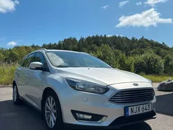 Grå (silvermetallic) Begagnad 2016 Ford Focus Titanium Kombi | 69 900 kr (Marknadspris)