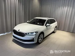Vit Ny 2025 Skoda Superb Selection Kombi | 478 400 kr (Marknadspris)