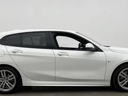 Vit Begagnad 2023 BMW 118 M Sport Halvkombi | 249 990 kr (Marknadspris)