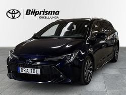 Mörkblå Begagnad 2022 Toyota Corolla Style Kombi | 239 900 kr (Marknadspris)