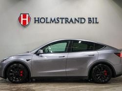 Grå Begagnad 2024 Tesla Model Y Performance SUV | 459 900 kr (Marknadspris)