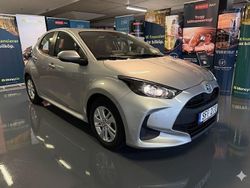 Silver Begagnad 2022 Toyota Yaris Hybrid Active Halvkombi | 169 900 kr (Marknadspris)