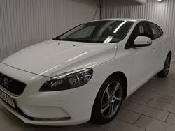Vit Begagnad 2015 Volvo V40 Kinetic Halvkombi | 114 000 kr (Marknadspris)