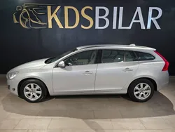 Ljusgrå Begagnad 2010 Volvo V60 Momentum Kombi | 99 500 kr (Marknadspris)