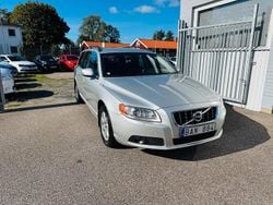 Ljusgrå Begagnad 2010 Volvo V70 Momentum Kombi | 99 900 kr (Marknadspris)