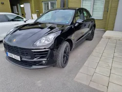 Svart Begagnad 2017 Porsche Macan SUV | 359 000 kr (Marknadspris)