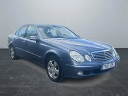 Ljusblå (blå) Begagnad 2003 Mercedes E240 Sedan | 49 900 kr (Marknadspris)