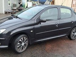 Svart Begagnad 2006 Peugeot 206 Halvkombi | 15 500 kr (Marknadspris)