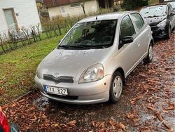Silver Begagnad 2002 Toyota Yaris Halvkombi | 15 000 kr (Bra pris)