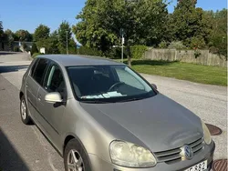 Brun Begagnad 2005 VW Golf IV Trendline Halvkombi | 10 000 kr (Superpris)