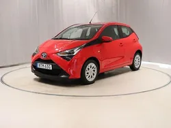 Röd Begagnad 2020 Toyota Aygo X-play Halvkombi | 114 800 kr (Marknadspris)
