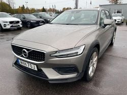 Grå (pebble grey metallic) Begagnad 2022 Volvo V60 CC Kombi | 329 000 kr (Marknadspris)