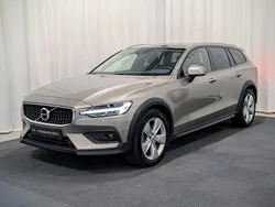 Grå Begagnad 2019 Volvo V60 CC Momentum Kombi | 278 900 kr (Marknadspris)