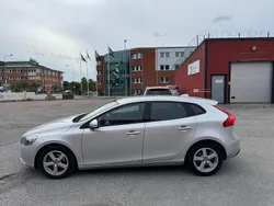Ljusgrå Begagnad 2012 Volvo V40 Kinetic Kombi | 129 900 kr (Marknadspris)