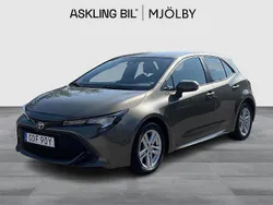 Grön Begagnad 2022 Toyota Corolla Hybrid Active Halvkombi | 239 000 kr (Marknadspris)