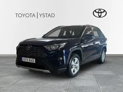 Mörkblå (blå) Begagnad 2022 Toyota RAV4 Hybrid Active SUV | 345 000 kr (Marknadspris)