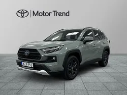 Grön Begagnad 2025 Toyota RAV4 Hybrid SUV | 469 000 kr (Marknadspris)