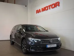 Mörkgrå (grå metallic) Begagnad 2021 VW Passat GTE Kombi | 219 900 kr (Marknadspris)