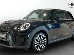 Svart (black) Begagnad 2022 Mini Cooper SE Halvkombi | 248 700 kr (Marknadspris)