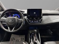 Vit Begagnad 2023 Toyota Corolla Hybrid Sport Halvkombi | 269 900 kr (Lite dyr)