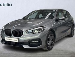 Grå Begagnad 2022 BMW 118 Sport Line Halvkombi | 239 900 kr (Marknadspris)