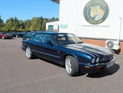 Mörkblå Begagnad 1999 Jaguar XJR Sedan | 162 000 kr