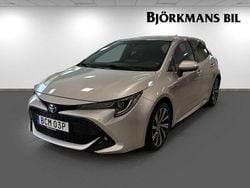 Silver Begagnad 2021 Toyota Corolla Hybrid Style Halvkombi | 239 900 kr (Marknadspris)