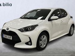 Vit Begagnad 2023 Toyota Yaris Hybrid Active Halvkombi | 234 900 kr (Marknadspris)