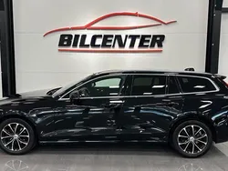 Svart Begagnad 2021 Volvo V60 Momentum Kombi | 274 900 kr (Marknadspris)