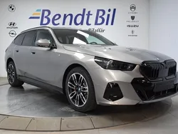 Oxide grey metallic Ny 2025 BMW 530e M Sport Kombi | 769 500 kr (Marknadspris)