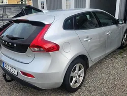Silver Begagnad 2017 Volvo V40 Kinetic Kombi | 139 000 kr (Marknadspris)