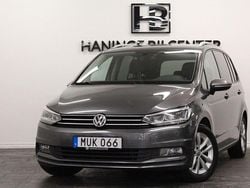 Mörkgrå (grå) Begagnad 2016 VW Touran Minibuss | 139 900 kr (Marknadspris)